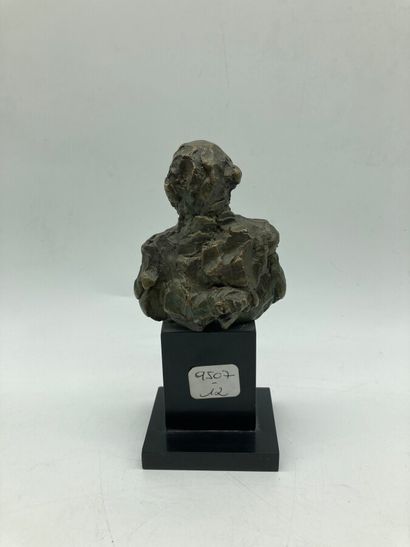 null MHC, 20th century.

Bust.

Bronze with brown patina.

Signed on the side.

Numbered...