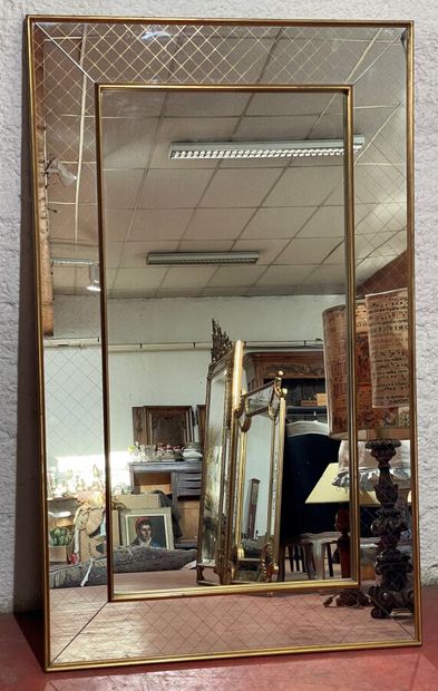 null Grand miroir à parecloses en bois doré et verre églomisé à décor quadrillé....