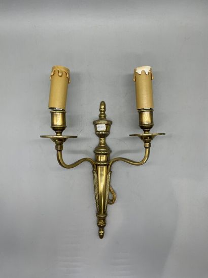 null Trois appliques en bronze doré dont une paire de style Louis XV à décor feuillagé....