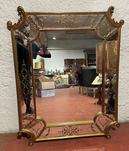 null Miroir à parecloses en bois doré et verre églomisé. Vers 1940. 

117 x 92 cm...