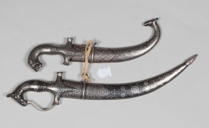 null Lot composé de 2 poignards Indo-Persan, Khandjar en bidri, décor à tête d'animal,...