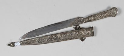 null Couteau Ottoman en métal argenté, fourreau fer à décor repoussé (chainette)...