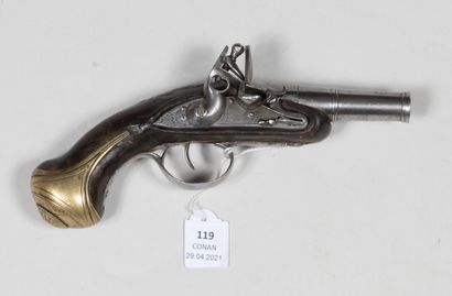 null Pistolet à silex, contre platine et crosse laiton décorées de feuillages, reste...