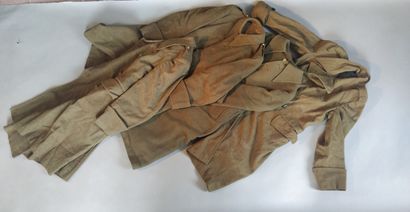 null Uniforme français : chemises, culotte, capotes, un gilet de général. XXème siècle....