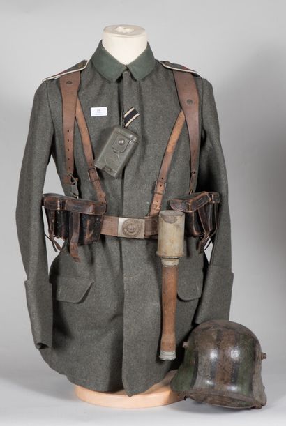 null Soldat allemand : Tenue troupe sur buste de mannequin. Vareuse du 68ème IR,...