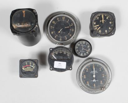 null Aviation : Lot composé de 7 appareils de mesures (horloge, altimètre).