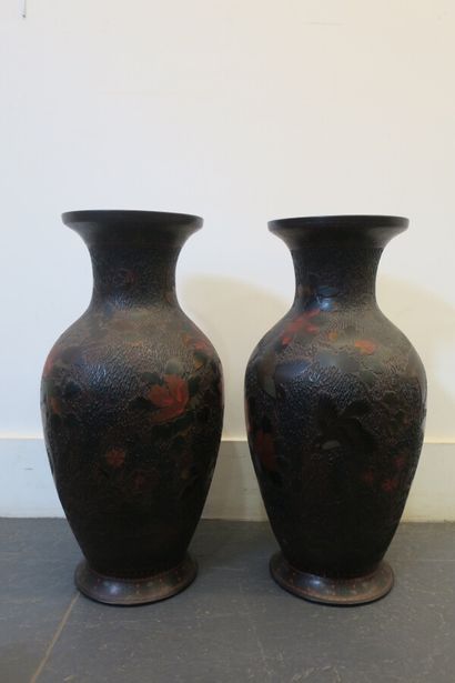 null Paire de vases balustres en porcelaine émaillée brun et rouge, à décor imitant...