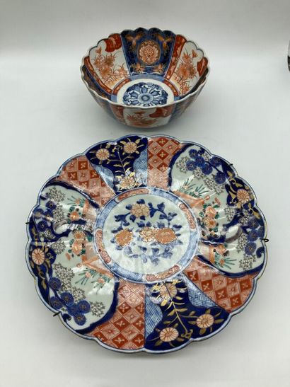 null Lot de deux porcelaines d'Imari, comprenant une coupe et un plat, tous deux...