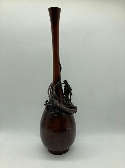 null Grand vase fuselé en bronze de patine brun-rouge, à panse piriforme et long...