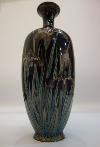 null Vase fuselé en émaux sur cuivre, à décor polychrome d'iris d'eau sur fond bleu...