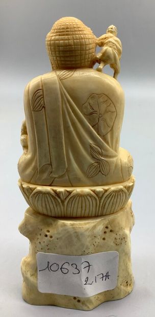 null Okimono en ivoire marin représentant le Bouddha assis en méditation sur un lotus,...