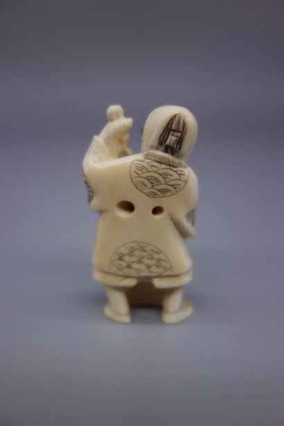 null Lot de deux netsuke en ivoire représentant des personnages divers. 

Japon,...