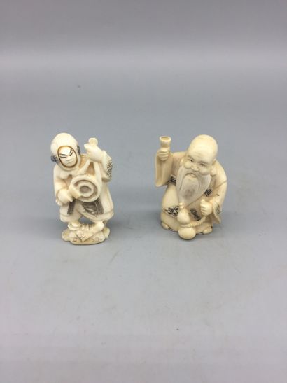 null Lot de deux netsuke en ivoire représentant des personnages divers. 

Japon,...