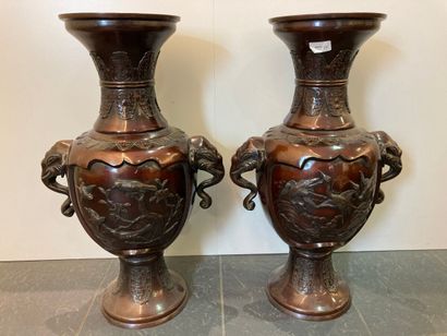 null Paire de grands vases en bronze de patine brun-rouge, à haut pied et long col...