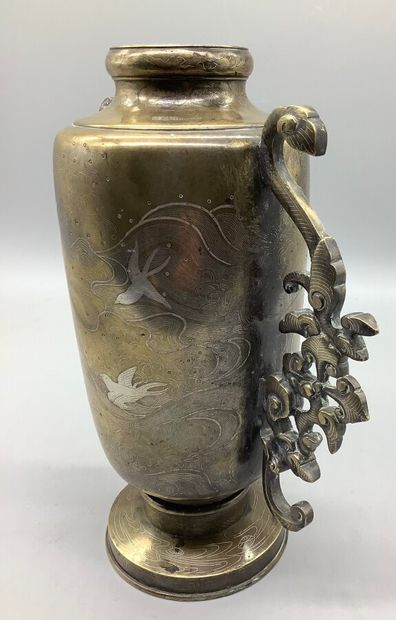 null Vase à panse fuselée sur pied évasé, en bronze sentoku à décor niellé argent...