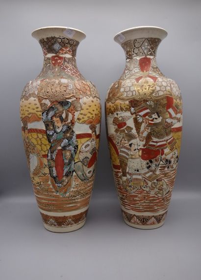 null Paire de vases en grès de Satsuma à décor de samurai et motifs géométriques...