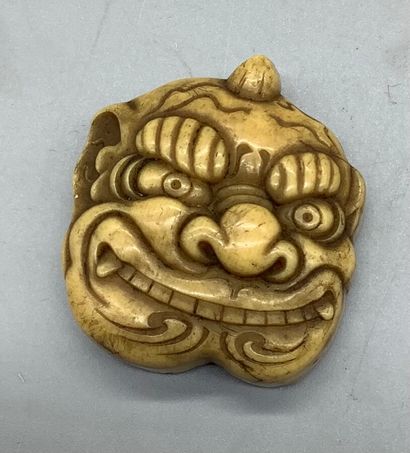 null Netsuke en ivoire marin sculpté en forme de masque de démon.

Japon, fin XIXe...