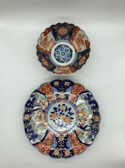 null Lot de deux porcelaines d'Imari, comprenant une coupe et un plat, tous deux...