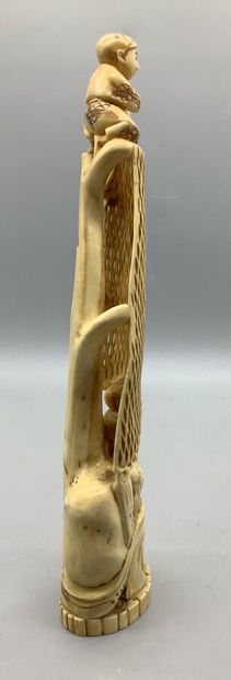 null Okimono en ivoire marin sculpté de deux pêcheurs, l'un perché sur un tronc,...