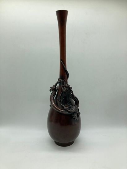 null Grand vase fuselé en bronze de patine brun-rouge, à panse piriforme et long...