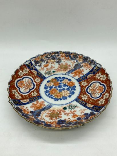 null Deux assiettes en porcelaine d'Imari, en forme de chrysanthème épanoui, à décor...