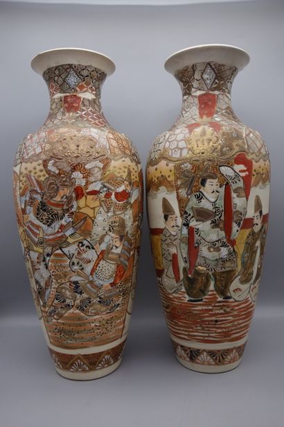 null Paire de vases en grès de Satsuma à décor de samurai et motifs géométriques...