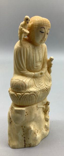 null Okimono en ivoire marin représentant le Bouddha assis en méditation sur un lotus,...