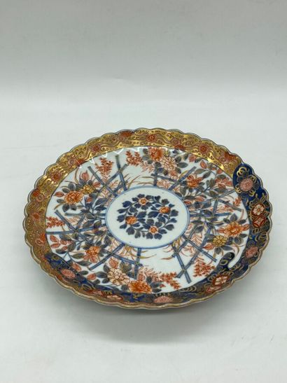null Deux assiettes en porcelaine d'Imari, en forme de chrysanthème épanoui, à décor...