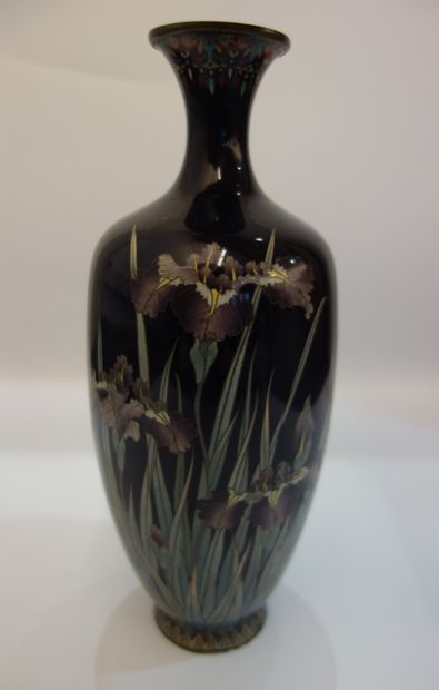 null Vase fuselé en émaux sur cuivre, à décor polychrome d'iris d'eau sur fond bleu...
