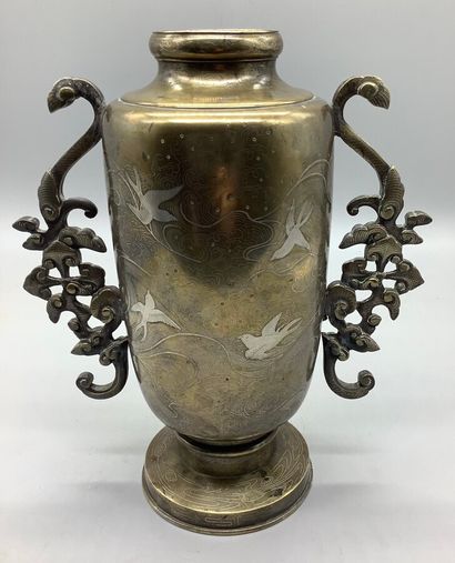 null Vase à panse fuselée sur pied évasé, en bronze sentoku à décor niellé argent...