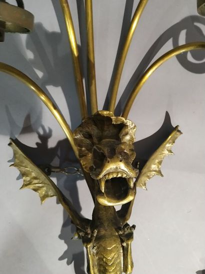 null Paire d'appliques en bronze ornées de dragons supportant cinq bras de lumières.

Vers...