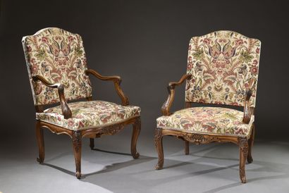 null Deux larges fauteuils appareillés en bois sculpté, ornés de coquilles et feuillages,...
