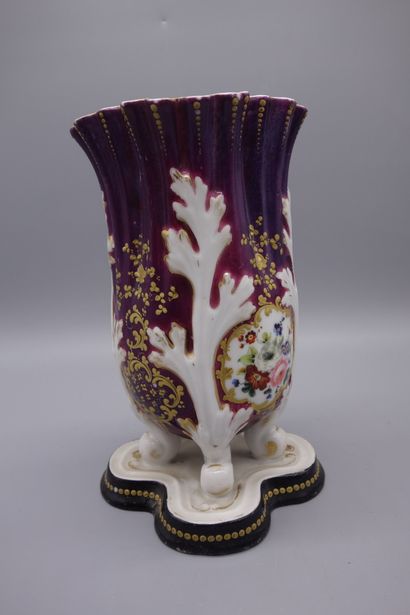 null Vase cornet dans l'esprit de Jacob Petit, à décor polychrome et or de réserves...