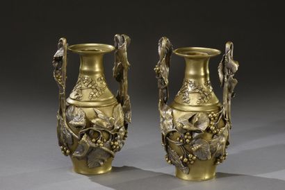 null Froment-Meurice (1801-1855). 

Deux vases en bronze patiné et argenté à décor...