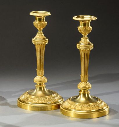 null Belle paire de bougeoirs dans le style Louis XVI en bronze finement ciselé et...