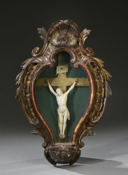 null Christ en ivoire sculpté présenté dans un beau cadre bénitier en bois sculpté...