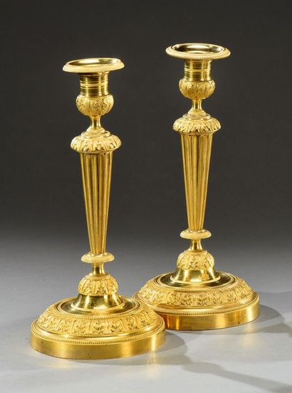 null Belle paire de bougeoirs dans le style Louis XVI en bronze finement ciselé et...