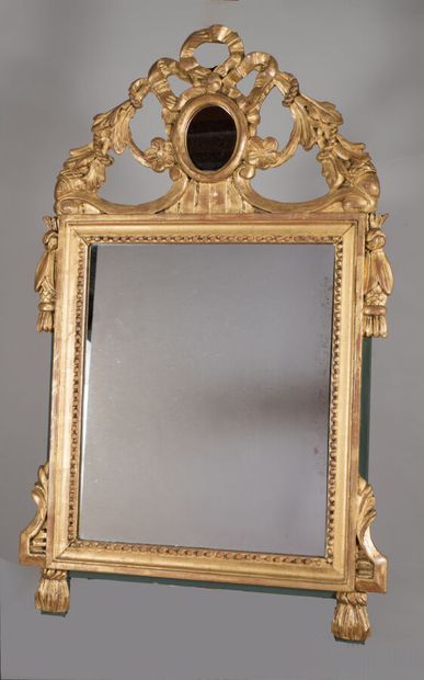 null Miroir dans le style Louis XVI en bois sculpté et doré. 

Encadrement à perles,...