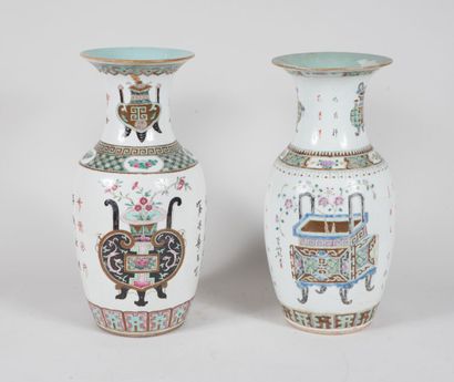 null CHINE. Paire de vases en porcelaine à décor polychrome dit "au mobilier" de...