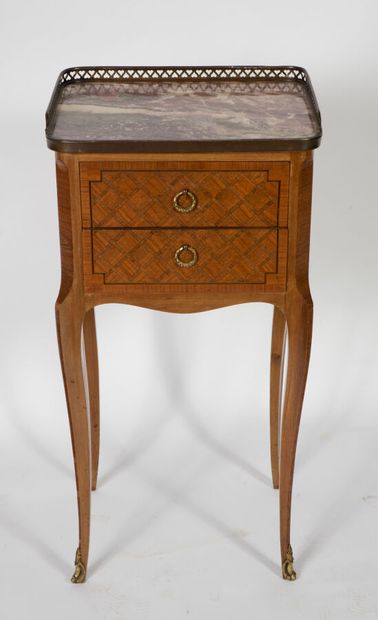 null Petite table de salon dans le style Louis XV en bois de placage dessinant une...