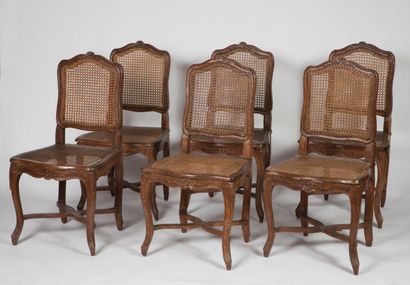 null Six chaises en hêtre anciennement peintes à fond de canne, mouluré et sculpté...