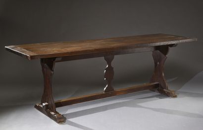 null Grande table dans le style italien en bois naturel patiné, montants découpés...