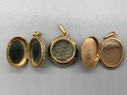 null Lot en or jaune 18K (750/oo) comprenant trois pendentifs porte souvenirs ouvrants...
