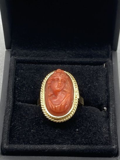 null Bague en or jaune 18K (750/oo) centrée d'un camée sur corail figurant un buste...