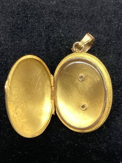 null Médaillon porte souvenir ouvrant ovale en or jaune 18K (750/oo), le recto guilloché...