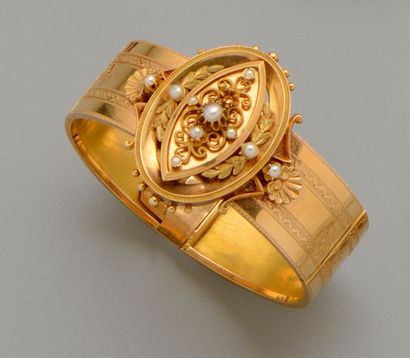 null Ensemble ancien comprenant un bracelet jonc plat articulé ouvrant en or jaune...