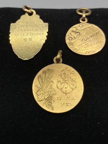 null Lot en or jaune 18K (750/oo) comprenant trois médailles religieuses, une Eucharistie,...