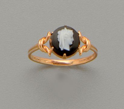 null Bague en or jaune 18K (750/oo) centrée d'un petit camée sur onyx rond figurant...