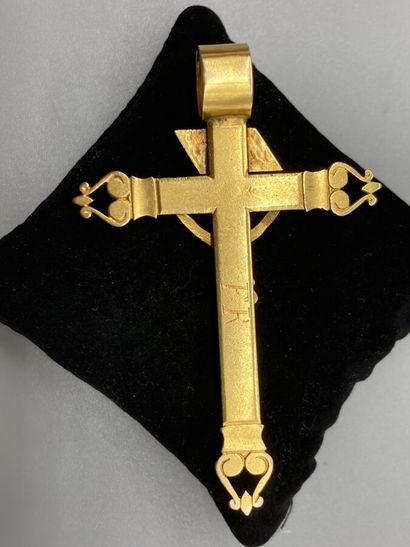 null Croix de Lorraine ou Croix d'Abbesse ancienne en or jaune 18K (750/oo), le dos...