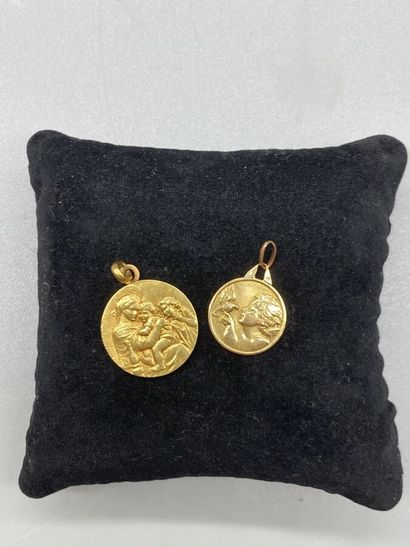 null Lot en or jaune 18K (750/oo) comprenant deux médailles religieuses rondes, l'une...